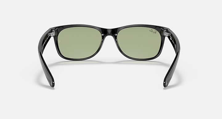 Ray-Ban NEW WAYFARER CLASSIC Black; Shiny Black with Green Solid Color lenses - Back