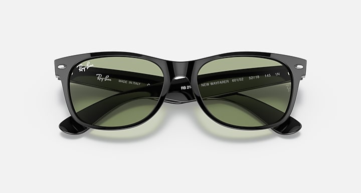 Ray-Ban NEW WAYFARER CLASSIC Black; Shiny Black with Green Solid Color lenses - Closed Front