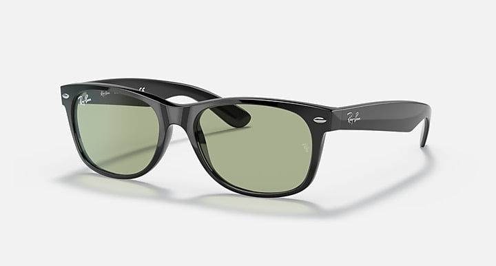 Ray-Ban NEW WAYFARER CLASSIC Black; Shiny Black with Green Solid Color lenses - Quarter