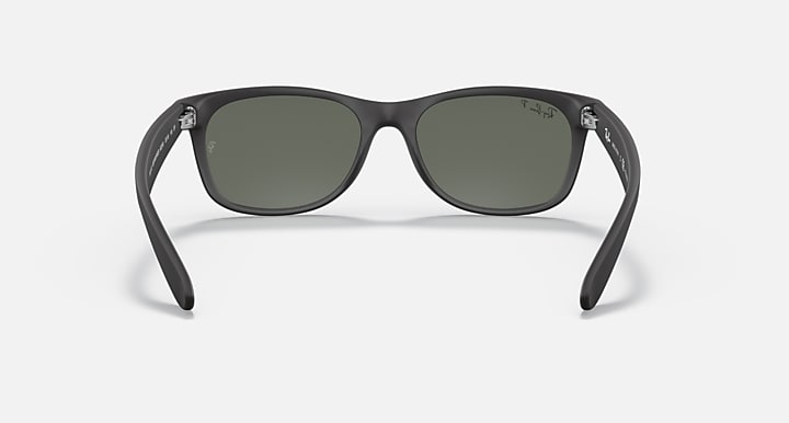 Ray-Ban NEW WAYFARER CLASSIC Rubber Black; Black with Green Polarized Solid Color lenses - Back