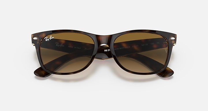 Ray-Ban NEW WAYFARER CLASSIC Light Havana with Light Brown Gradient Gradient lenses - Closed Front