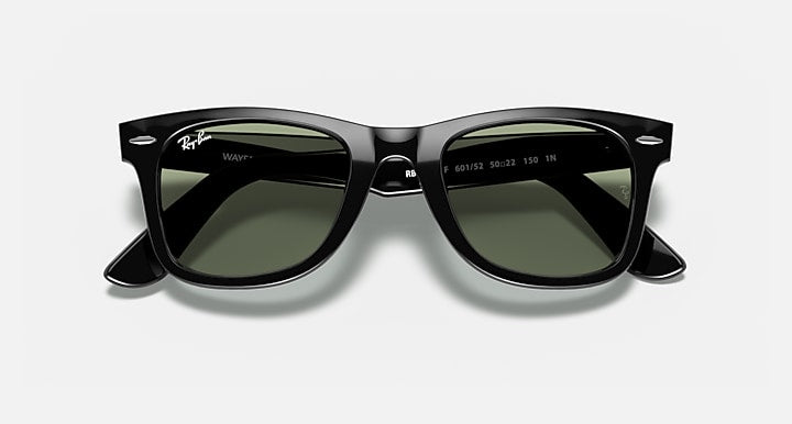 Ray-Ban ORIGINAL WAYFARER CLASSIC Black; Shiny Black with Green Solid Color lenses - Closed Front