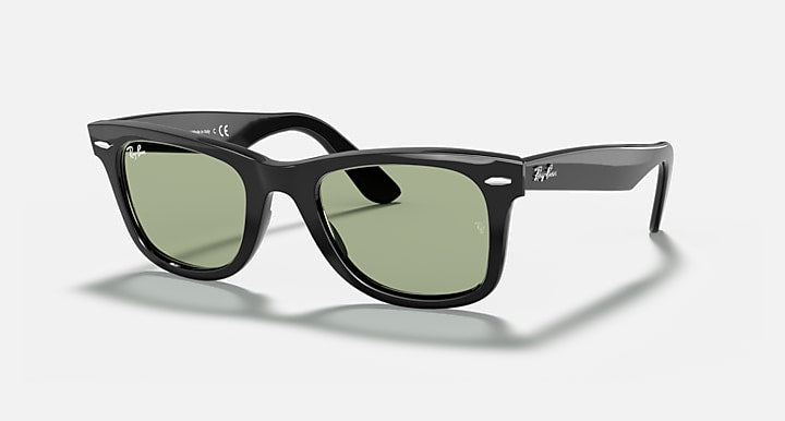 Ray-Ban ORIGINAL WAYFARER CLASSIC Black; Shiny Black with Green Solid Color lenses - Quarter