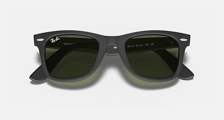Ray-Ban ORIGINAL WAYFARER CLASSIC Black with G-15 Green Solid Color lenses - Closed Front