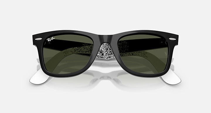 Ray-Ban ORIGINAL WAYFARER DISNEY MICKEY & MINNIE MOUSE PIXELATED Black; Black With Internal White Pixel with G-15 Green Solid Color lenses - Closed Front