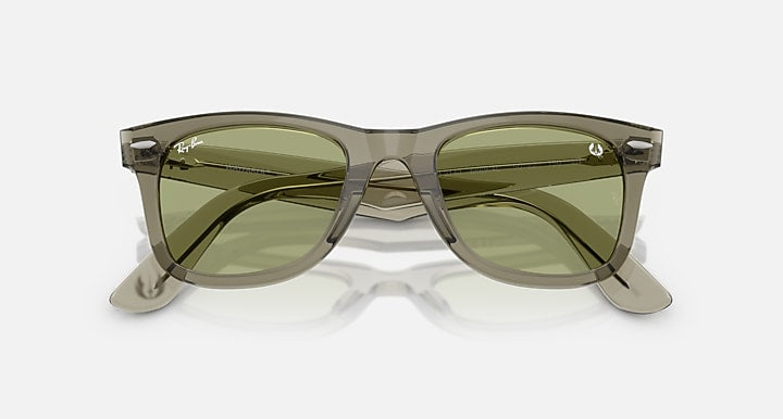 Ray-Ban RAY-BAN STAR WARS™ – MASTER YODA WAYFARER Transparent Green with Bottle Green Solid Color lenses - Closed Front