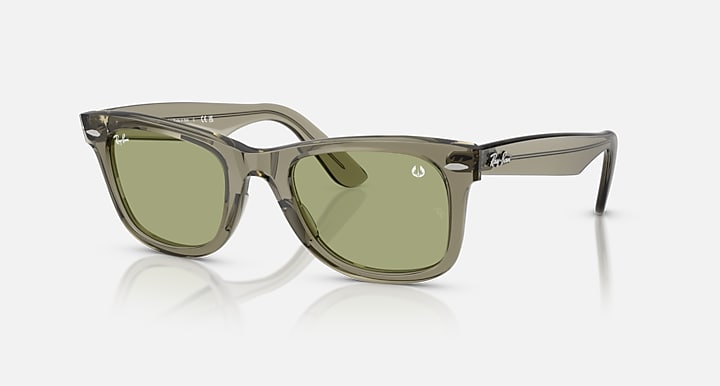 Ray-Ban RAY-BAN STAR WARS™ – MASTER YODA WAYFARER Transparent Green with Bottle Green Solid Color lenses - Quarter