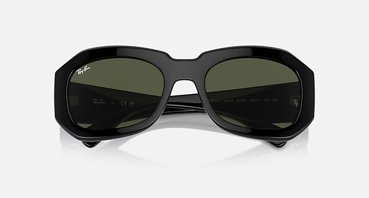 Ray-Ban BEATE Black with Green Solid Color lenses - Closed Front