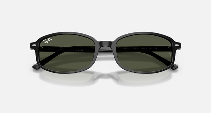 Ray-Ban SAM Black with Green Solid Color lenses - Closed Front