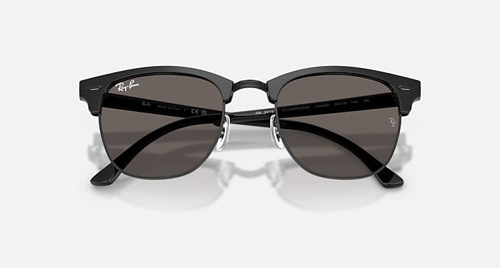Ray-Ban CLUBMASTER CLASSIC Black with Dark Grey Solid Color lenses - Closed Front