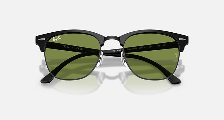 Ray-Ban CLUBMASTER CLASSIC Matte Black On Black; Matte Black with Green Solid Color lenses - Closed Front