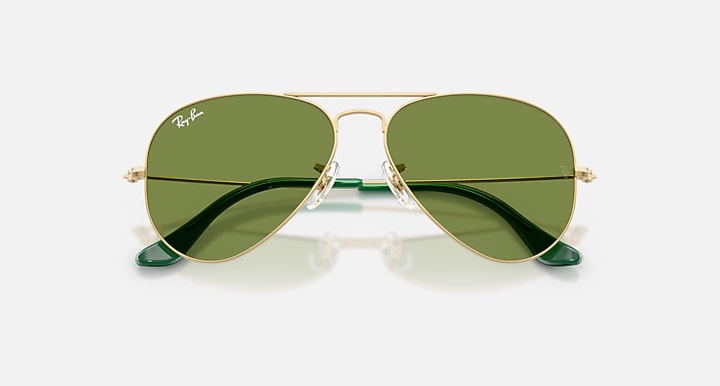 Ray-Ban AVIATOR LARGE METAL Arista Gold with Green Solid Color lenses - Closed Front