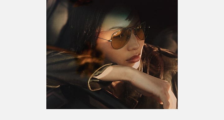 Ray-Ban AVIATOR CLASSIC SUMMER CAPSULE Gunmetal with Orange Solid Color lenses - On model