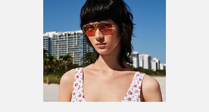 Ray-Ban THE SHOOTER BY DOLCE&GABBANA Arista Gold with Orange Solid Color lenses - On model
