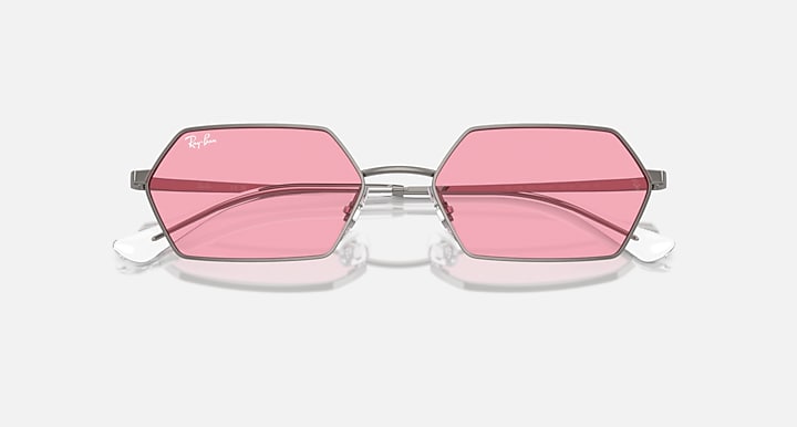 Ray-Ban YEVI BIO-BASED Gunmetal with Pink Solid Color lenses - Closed Front