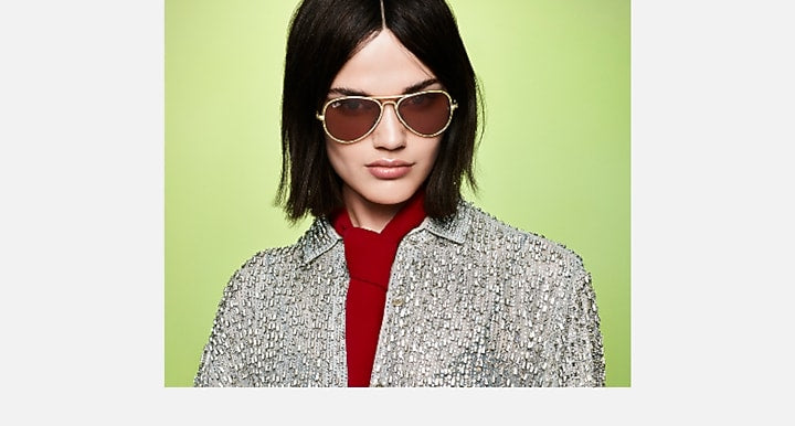 Ray-Ban AVIATOR MAX HOLIDAY LIMITED Gold with Light Violet Solid Color lenses - On model