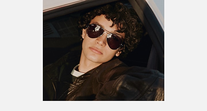 Ray-Ban AVIATOR MAX SUMMER CAPSULE Gunmetal with Violet Solid Color lenses - On model