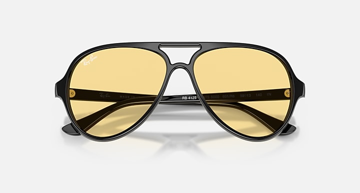 Ray-Ban CATS 5000 CLASSIC SUMMER CAPSULE Black with Yellow Solid Color lenses - Closed Front