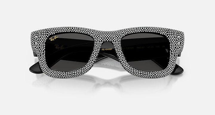 Ray-Ban WAYFARER PUFFER CRYSTAL PAVÈ EDITION Black & Strass Pave with Ultra Black Solid Color lenses - Closed Front