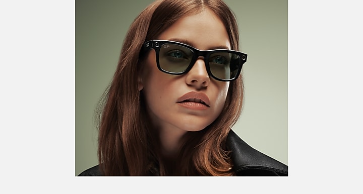 Ray-Ban RAY-BAN META WAYFARER - GEN 2 Black with Clear/Graphite Green Transitions® lenses - On model